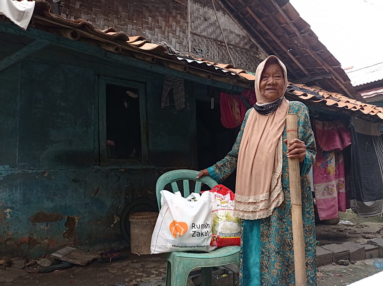 Sedekah Sembako Bagi Lansia Dan Keluaga Dhuafa