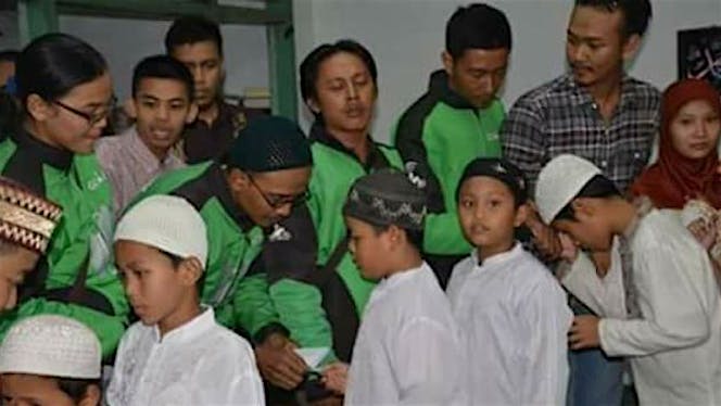 Driver GO-JEK Berbagi Sedekah Dengan Anak Yatim