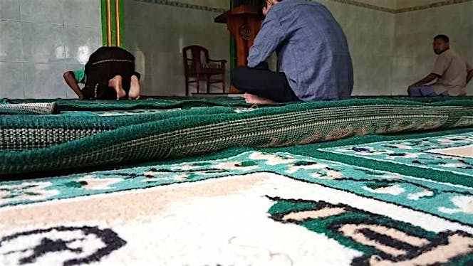 beramal jariyah dengan karpet masjid