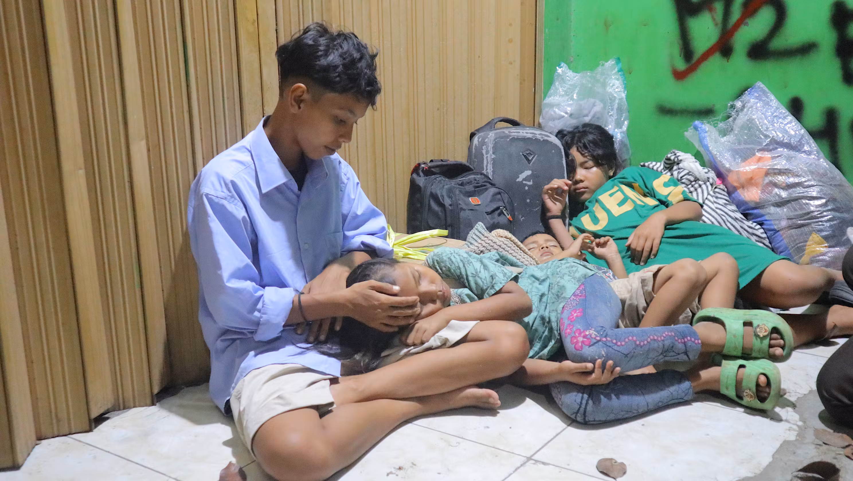 Windi bersama ketiga adik asuhnya