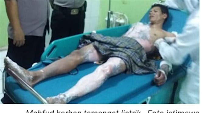 Bantu mahfud yang terkena sengatan listrik 20kv.