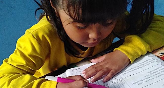 Bantu Adya Mendengar Agar bisa Sekolah