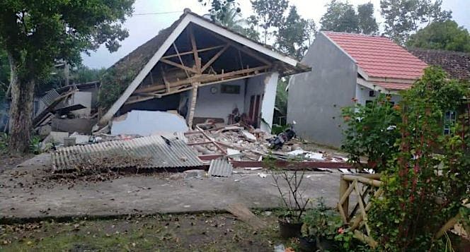 Urgent! Gempa  6,7SR  Warga malang panik!!