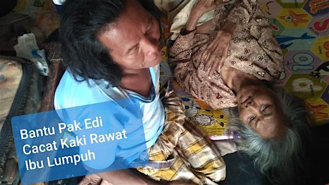 Bantu Edi yang Cacat Kaki Rawat Ibu Lumpuh