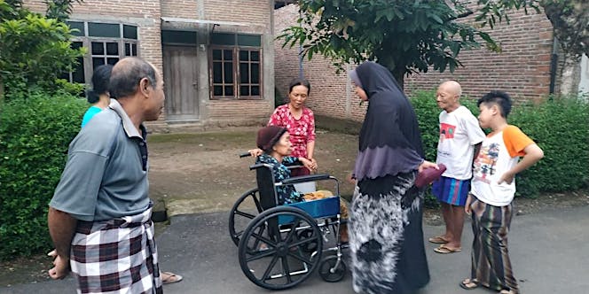Wakaf Kursi Roda dan Alat Bantu Jalan