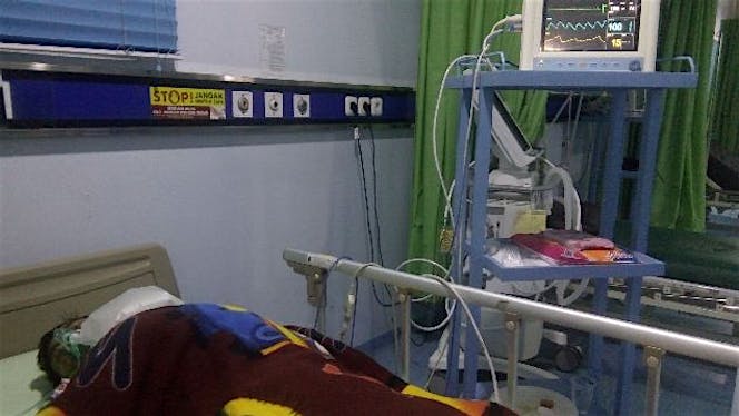 Bantu Bapak Nursodik untuk operasi tulang belakang
