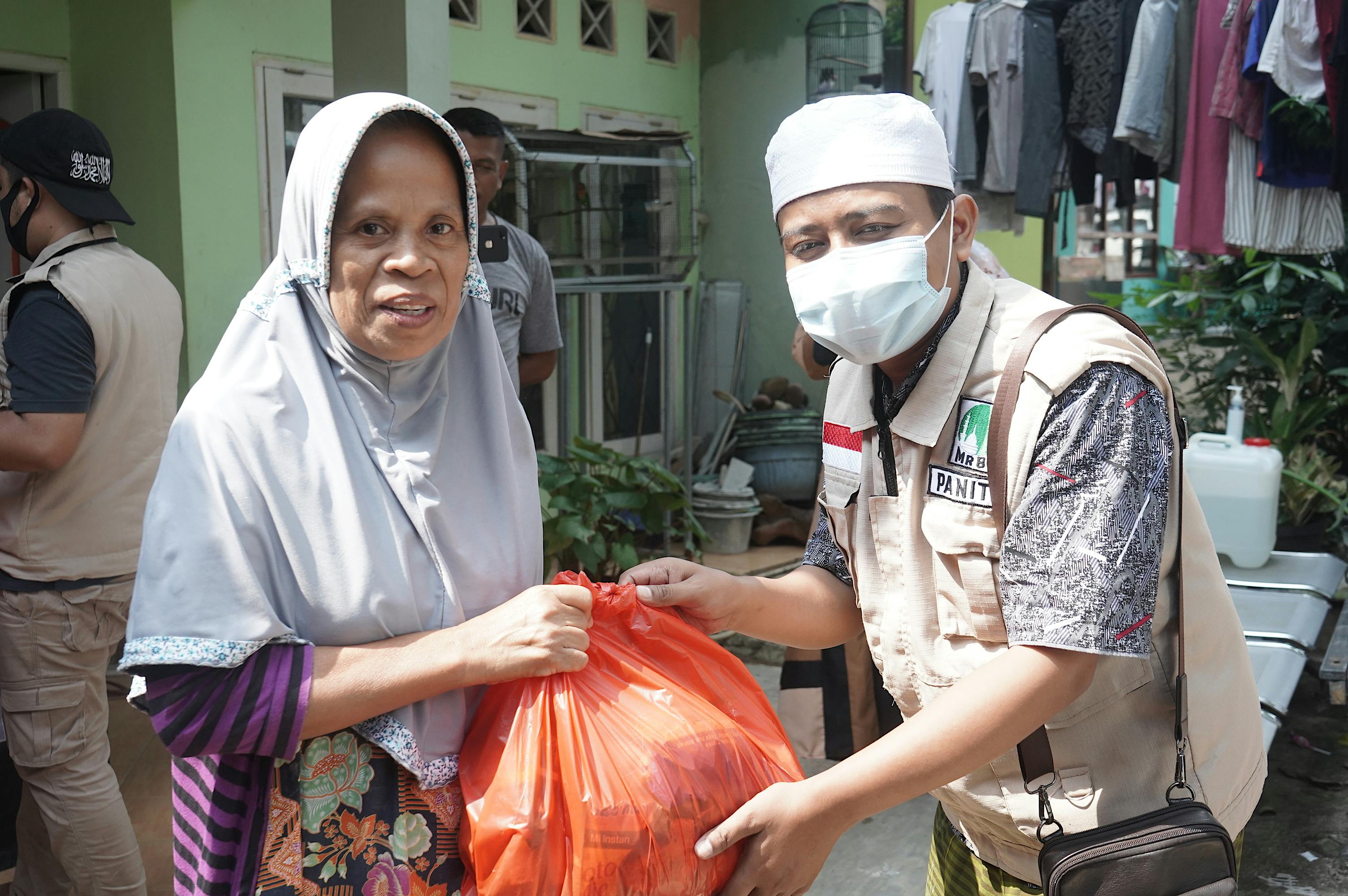 Berbagi Sembako Gratis Untuk Masyarakat Dhuafa