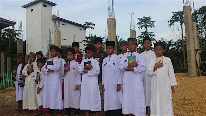 Membangun asrama pesantren