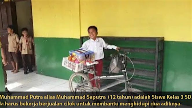 Bantu Muhammad Putra Ringankan Beban