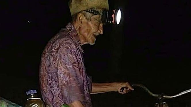 Bantu Mbah Soleh Berjualan Di Rumah