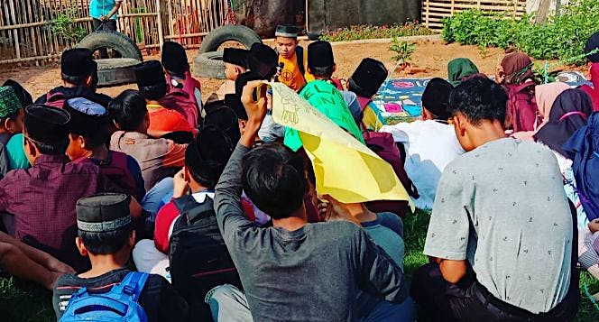 Bantu sarana permainan untuk taman konservasi Kupu