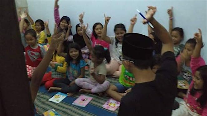 Bantu anak-anak kampung bisa bahasa inggris