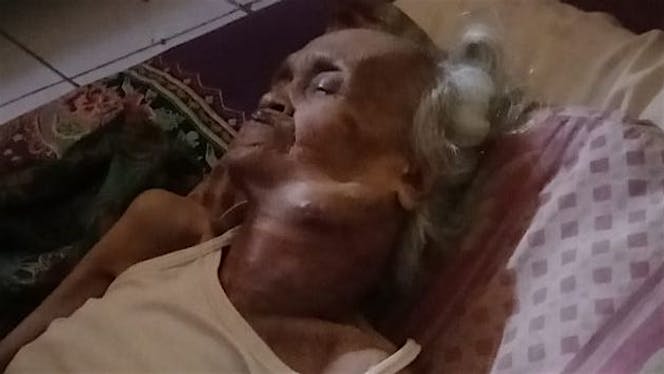 Bantu nenek daryi untuk berobat