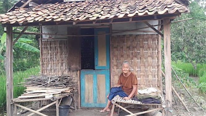 Bantu Mbah Parni untuk membangun rumahnya