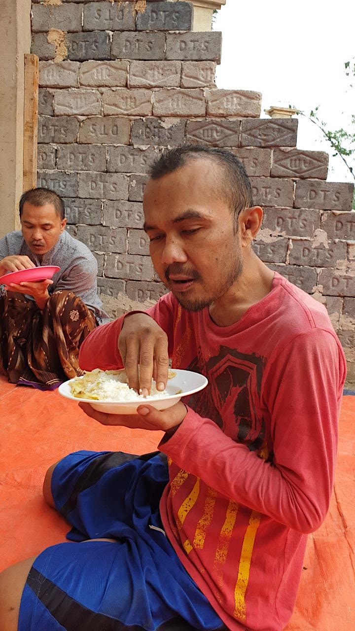 Bantu Kang Yayat Merawat Penderita Gangguan Jiwa