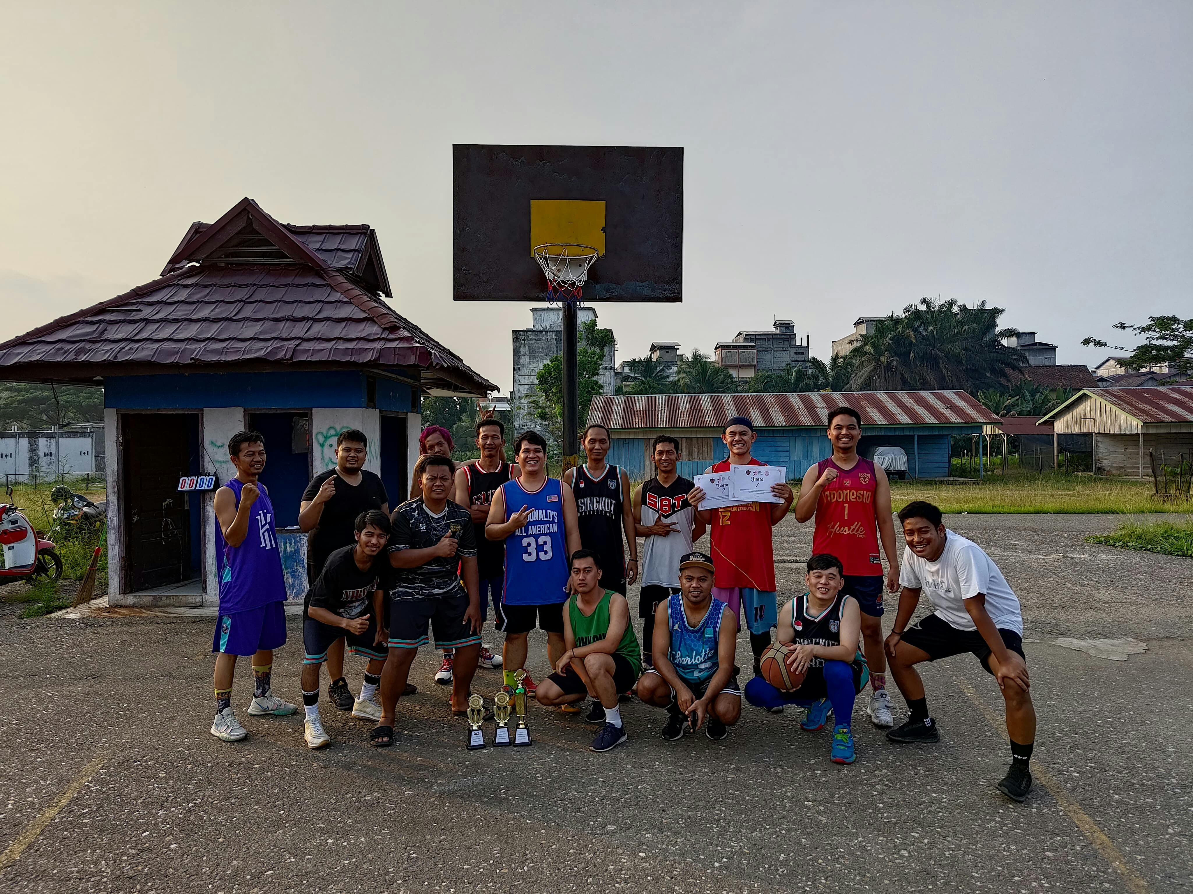 Bangun Lapangan Basket Indoor di Kecamatan Singkut