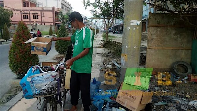 Patungan Becak Untuk Wak Cik