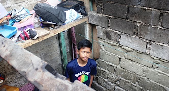 Remaja Yatim Piatu Menjadi Tulang Punggung Adiknya