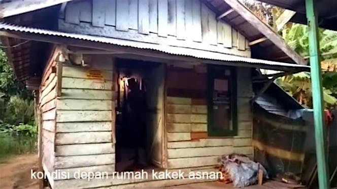 Bantu kakek asnan untuk memperbaiki rumahnya
