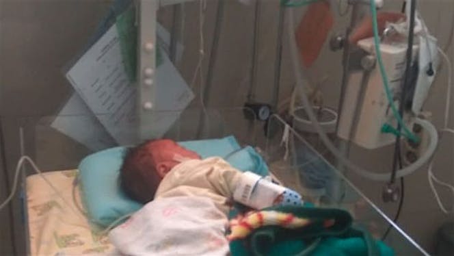 Bantu Bayi Manaf Keluar dari Ruangan NICU