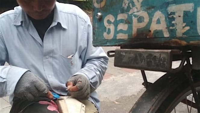 Bantu Pak Ule Wujudkan Mimpi Jadi Pembuat Sepatu