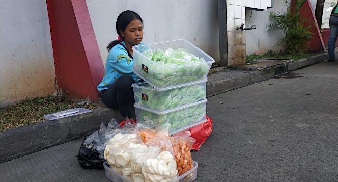 Bantu Dewi Siswi SMP Penjual Bakpau